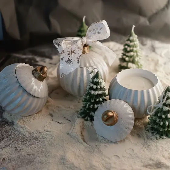 Bolas de Natal caneladas com vela dentro