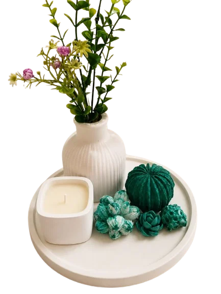 Bandeja redonda clara com vaso canelado com flores, vela e suculentas verdes
