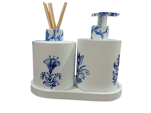Saboneteira e difusor brancos com flores azuis pintadas à mão sobre bandeja