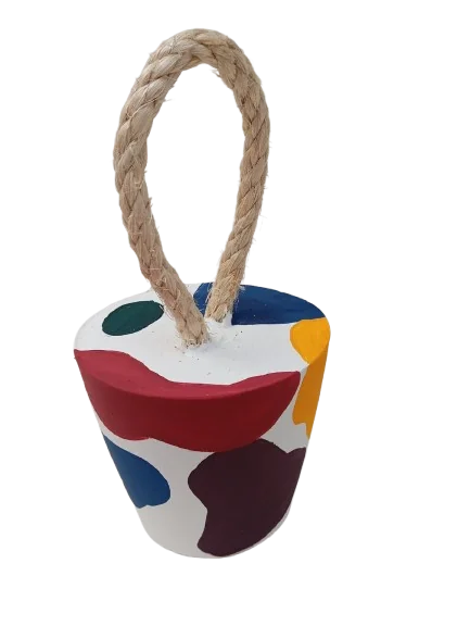 Peso de porta cônico branco com manchas coloridas e alça de corda